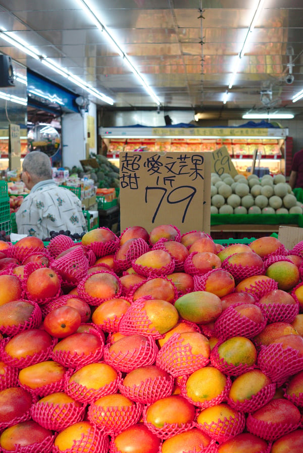 Street views: fruit stand – Taipei, Taiwan