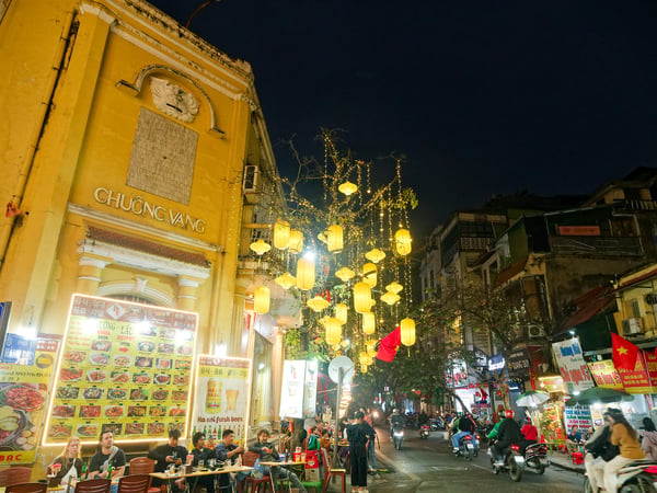 Street views walking around Ha Noi, Vietnam