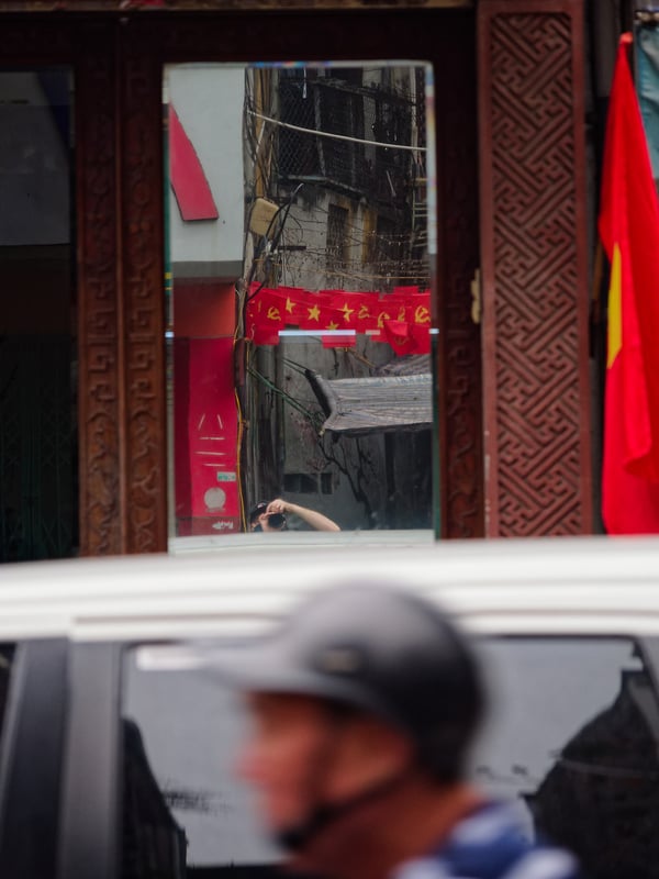 Mirror shot: street views walking around Ha Noi, Vietnam