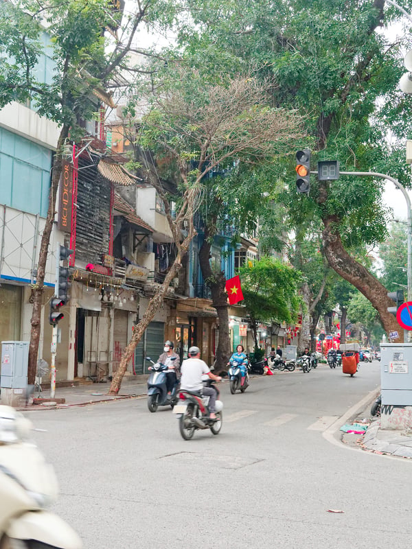 Street views, walking around Ha Noi, Vietnam