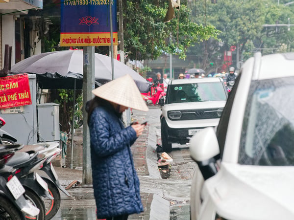 Street views, walking around Ha Noi, Vietnam