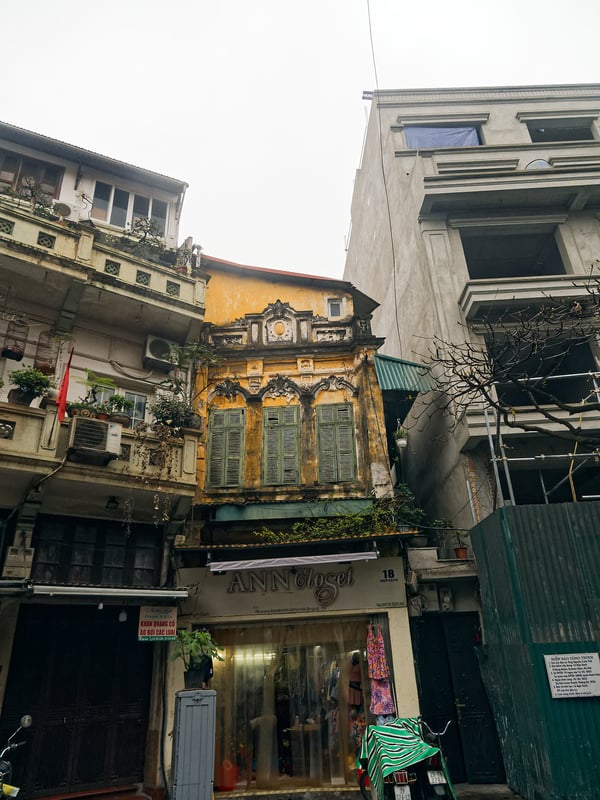 Street views, walking around Ha Noi, Vietnam