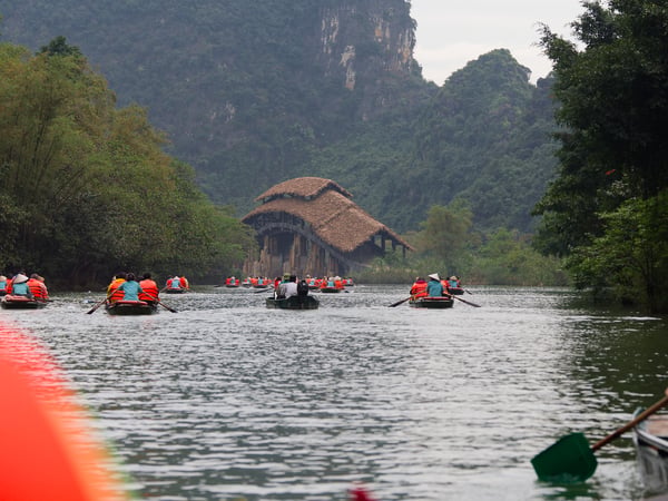 Tràng An, cliff/cave views from the boat, Ha Noi, Vietnam